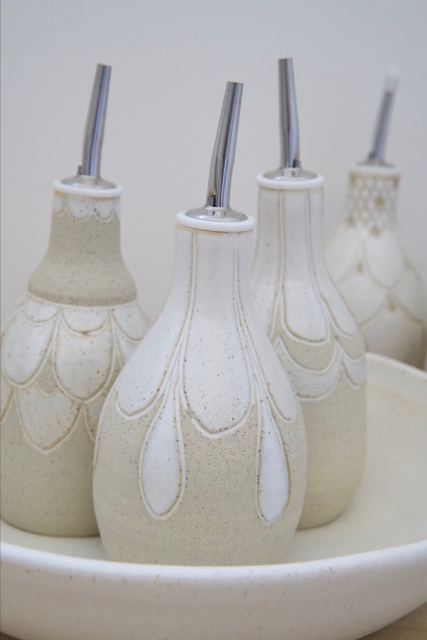 Pebble pourer for oil or vinegar