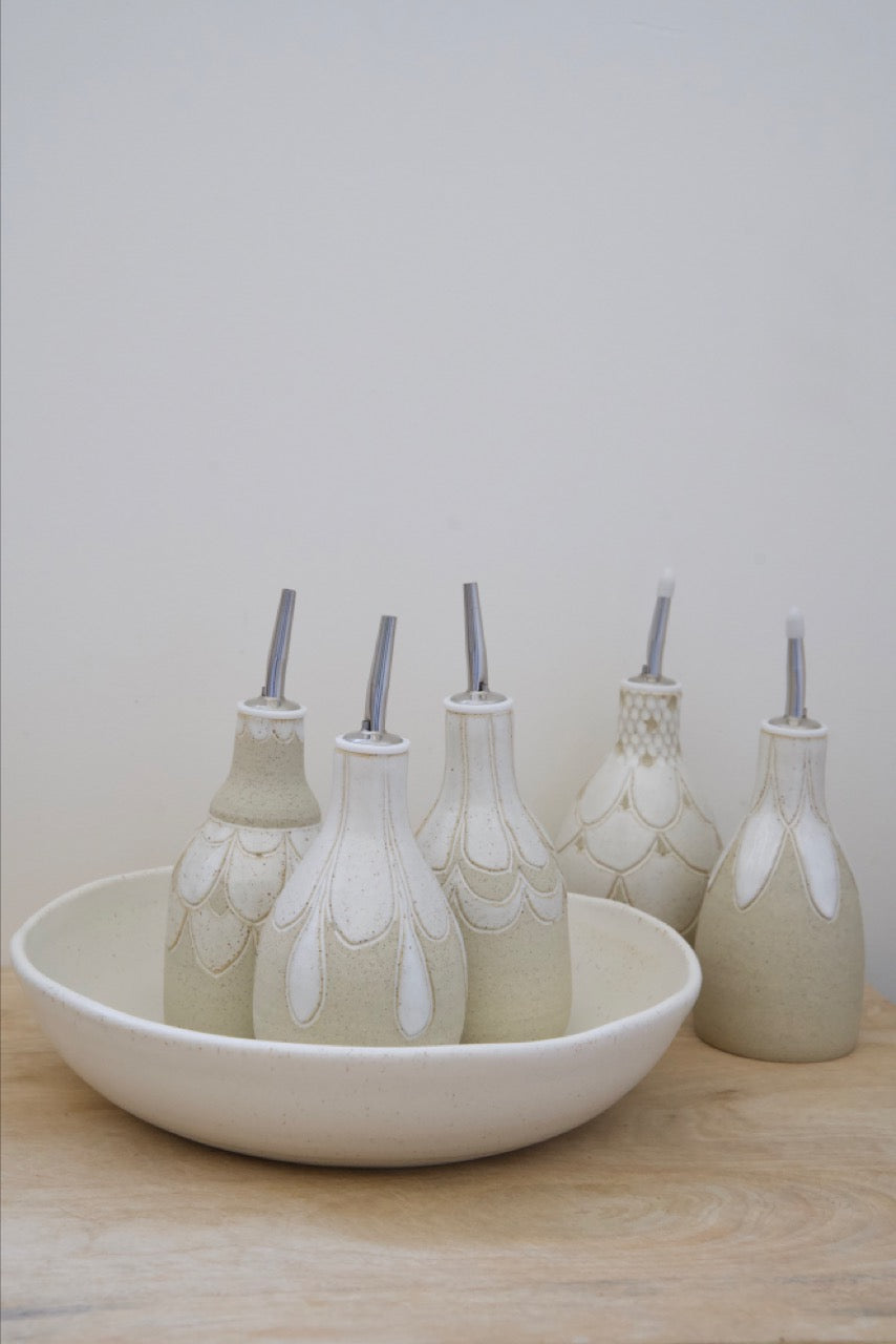 Pebble pourer for oil or vinegar