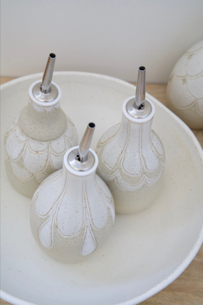 Pebble pourer for oil or vinegar