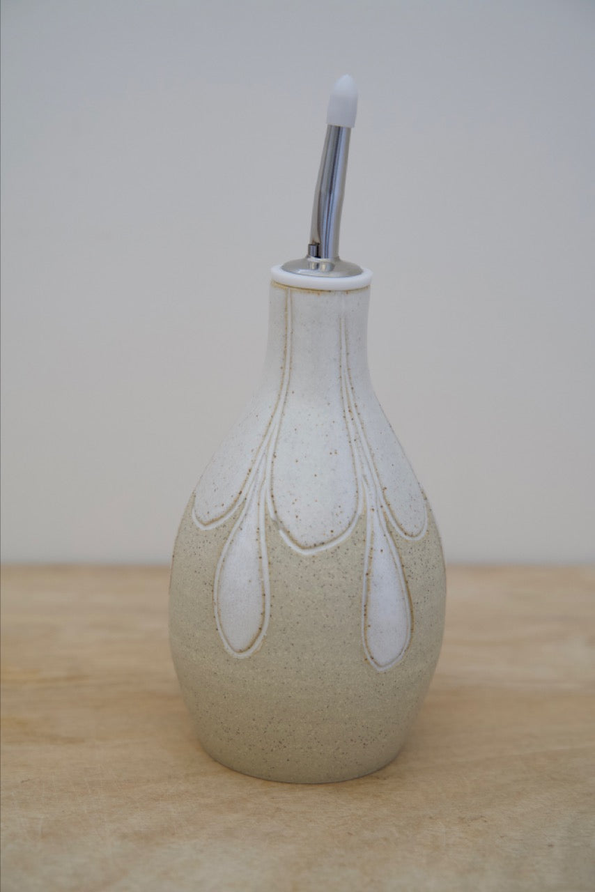 Pebble pourer for oil or vinegar