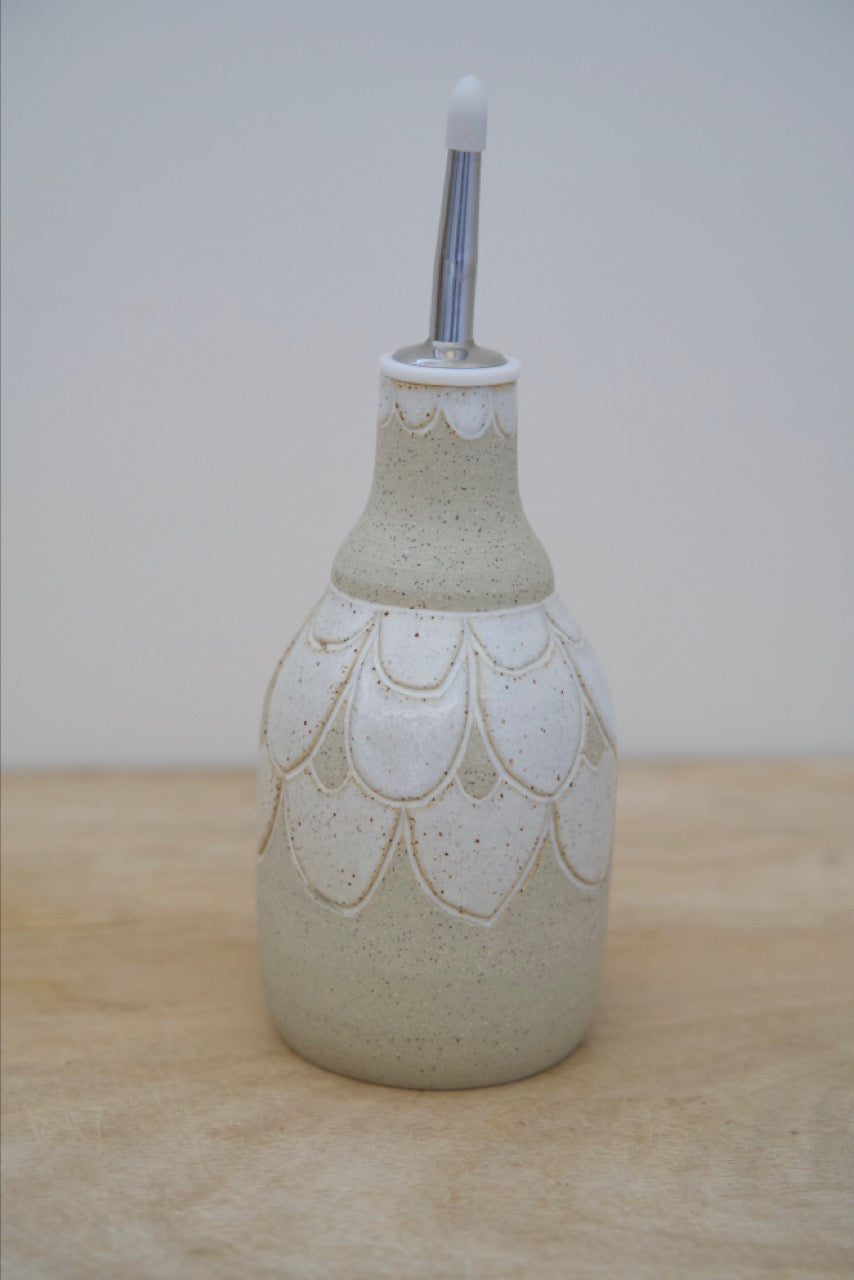 Pebble pourer for oil or vinegar