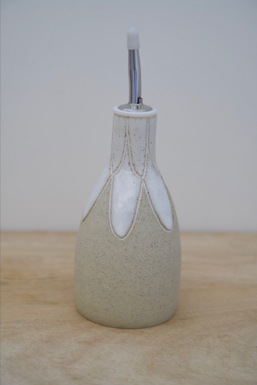 Pebble pourer for oil or vinegar
