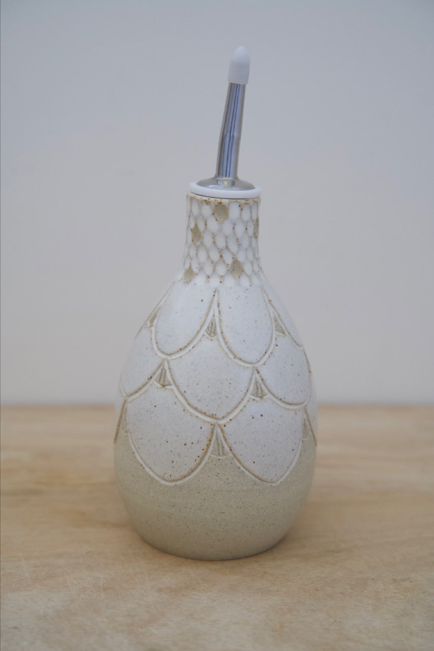 Pebble pourer for oil or vinegar