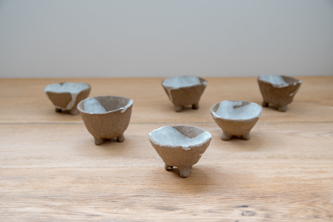 Spilt milk pinched spice bowl with feet
