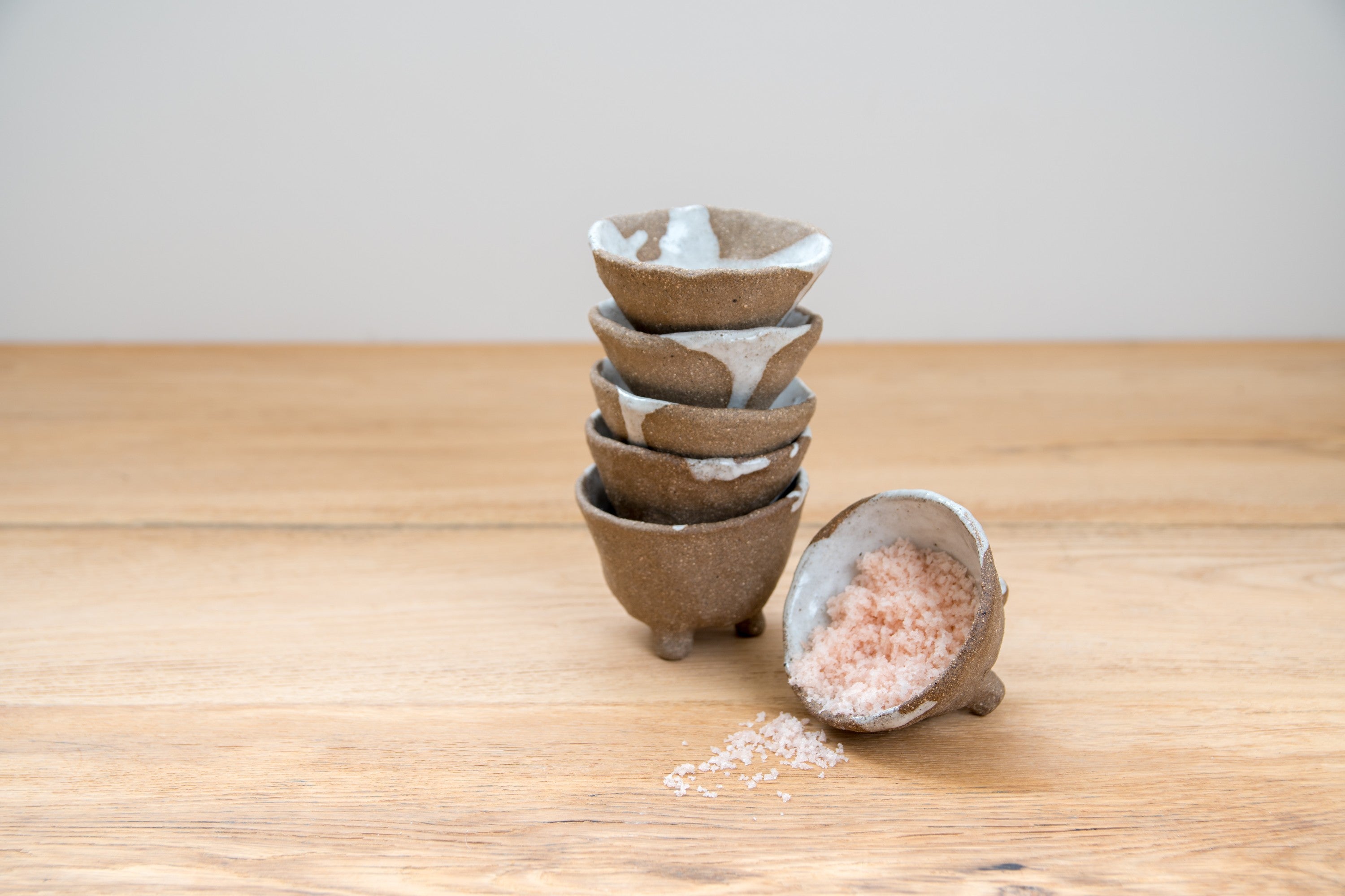 Spilt milk pinched spice bowl with feet